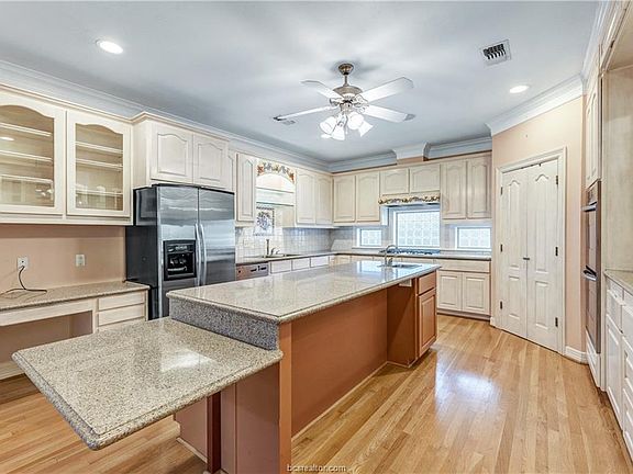 3rd image of 2810 Broadmoor Dr