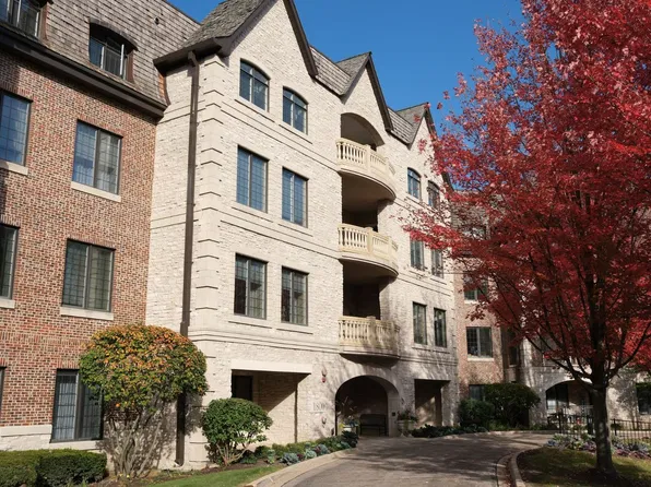 1800 Amberley Ct APT 204, Lake Forest, IL 60045