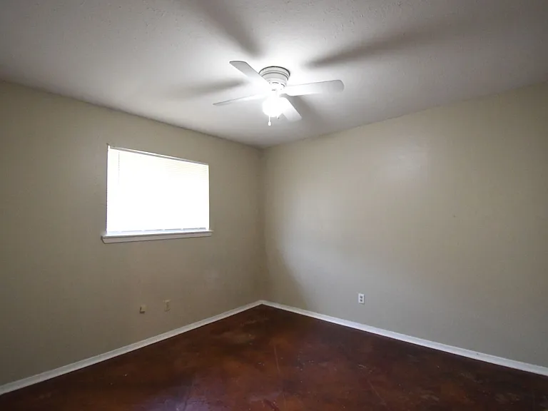 102 Parklane Dr — Photo 16