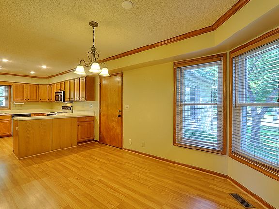 5th image of 15128 Dearborn St