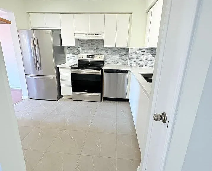 607 Gibney Cres — Photo 7