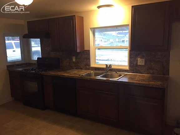 5th image of 218 Lake St