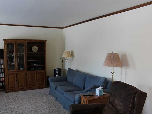 5th image of 440 Larchmont Dr