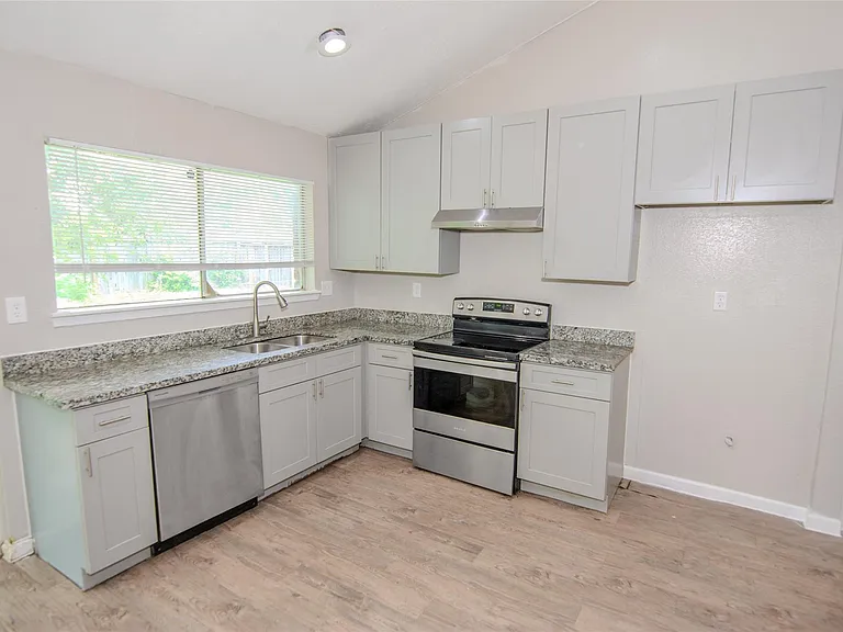 9311 Golden Wood Ln — Photo 4