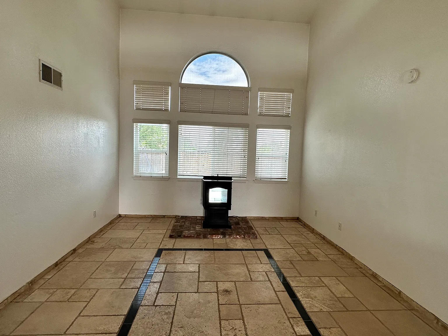 5 bed, 2481 sqft, $2,500 — Photo 4