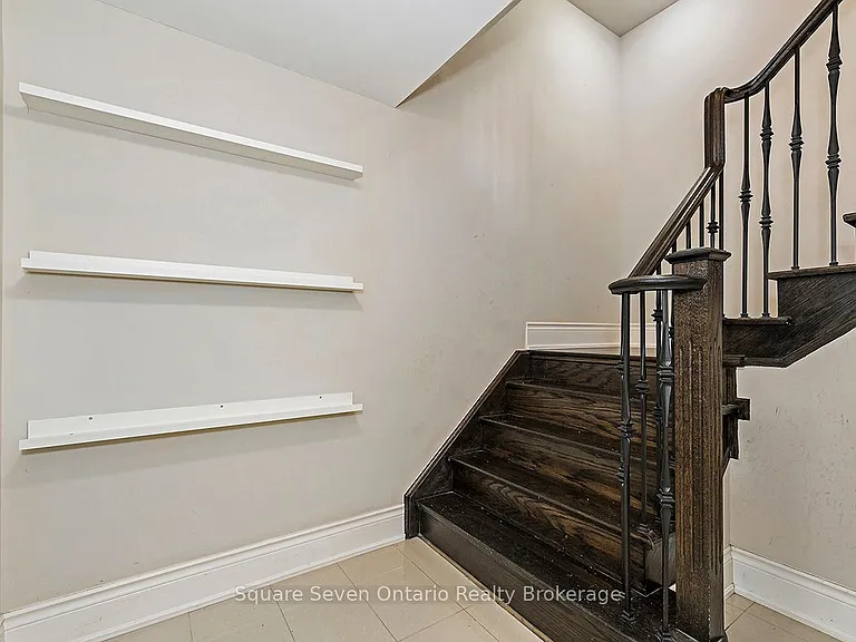 2147 Vineland Cres — Photo 42