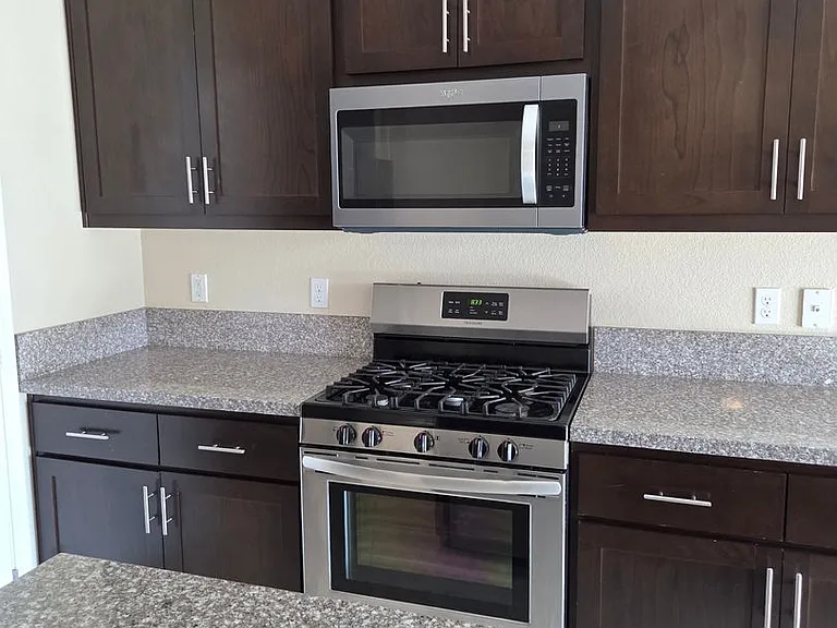 1443 Greenbrier Dr — Photo 7