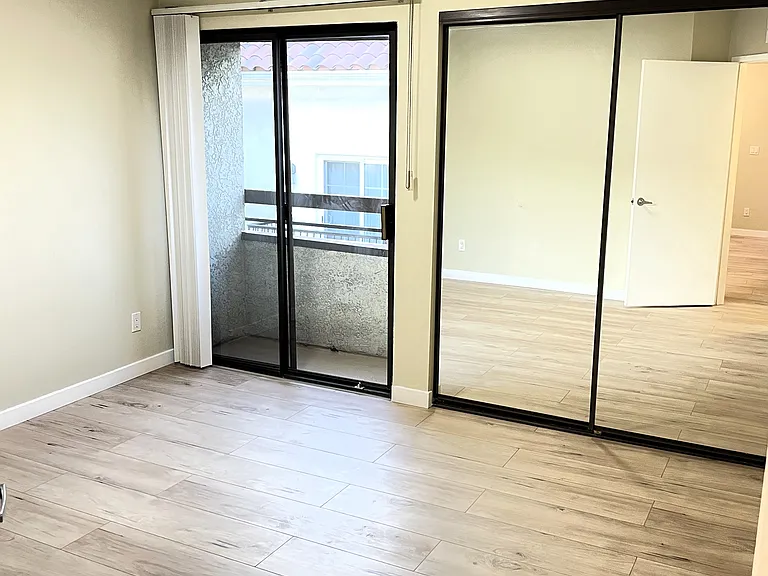 520 W Elk Ave #201 — Photo 9
