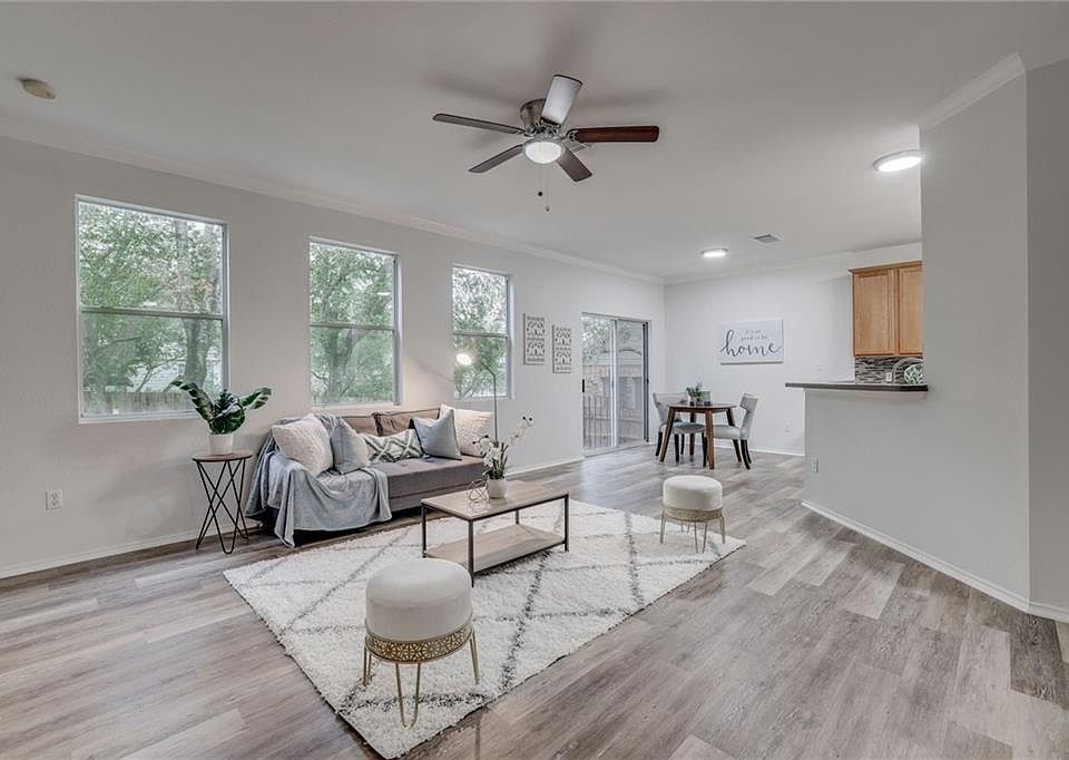 1st image of 405 Las Colinas Dr