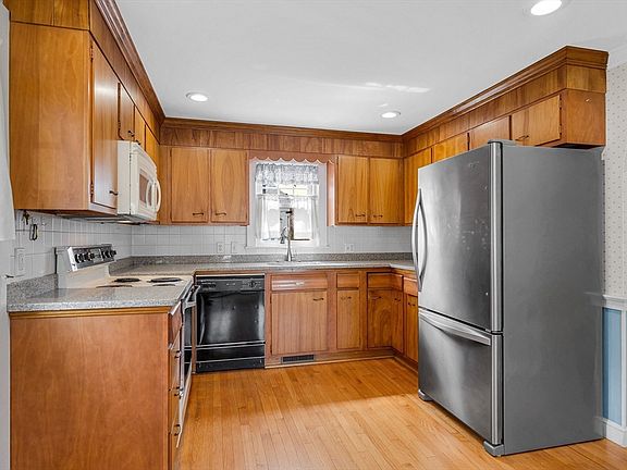4th image of 29 Maplewood Ave
