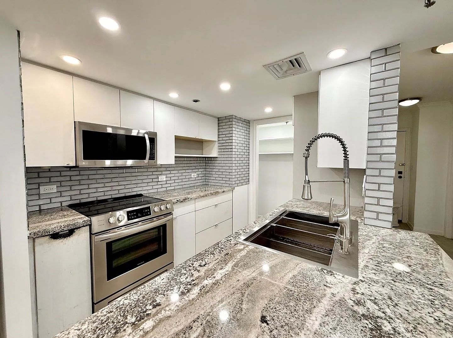 2 bed, 2.0 bath, 1095 sqft, $2,000 — Photo 3