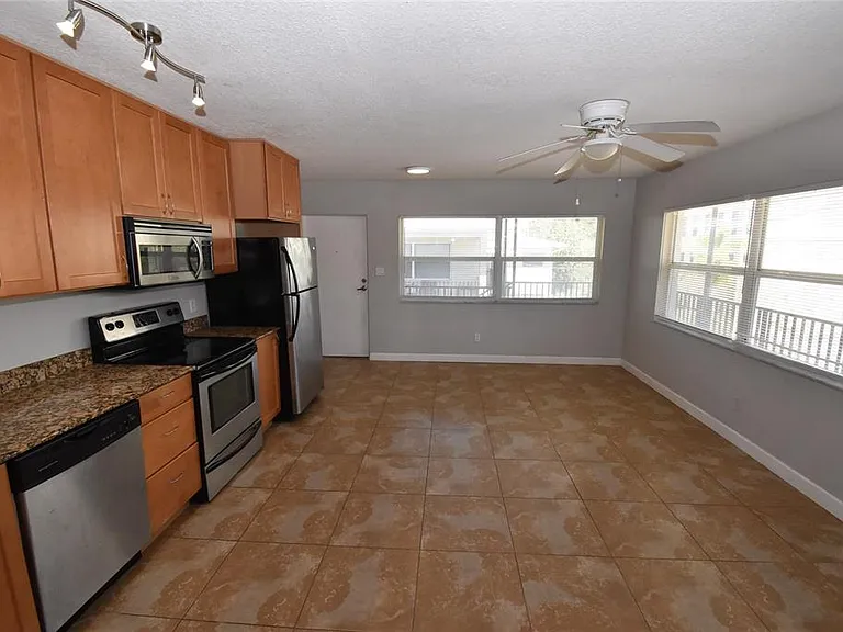 220 6th Ave N #11 — Photo 8