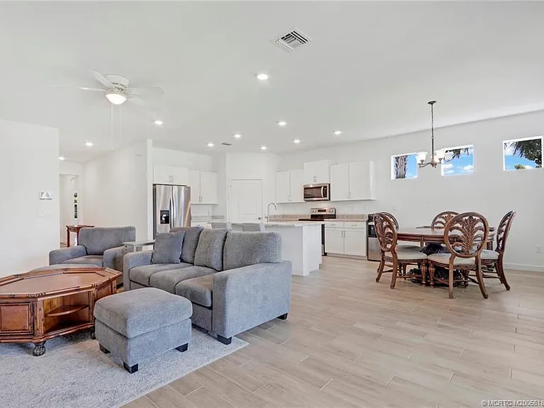 1630 NE Skyhigh Ter — Photo 8