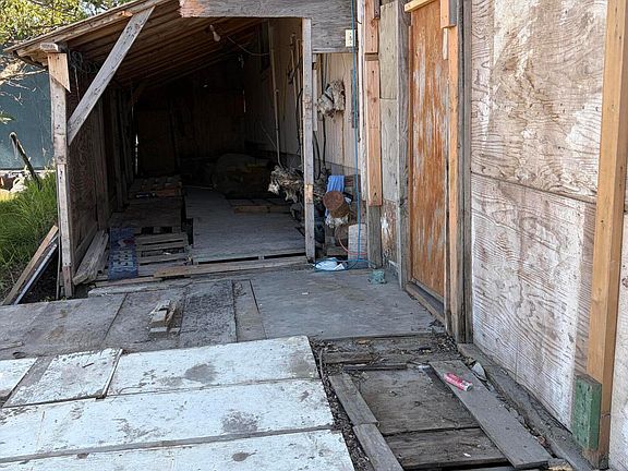 4th image of 920 Front St