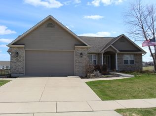 1138 Oxford Cir, Sycamore, IL 60178