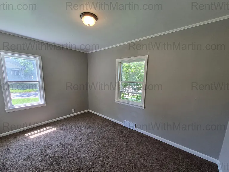 925 Hammond Ave — Photo 9