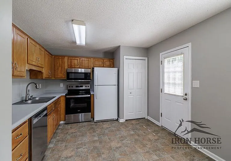 2165 S Milledge Ave #F8 — Photo 5