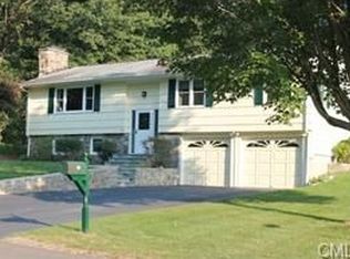 65 Woodhaven Dr, Trumbull, CT 06611