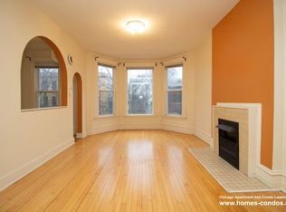 1114 W Barry Ave, Chicago, IL 60657
