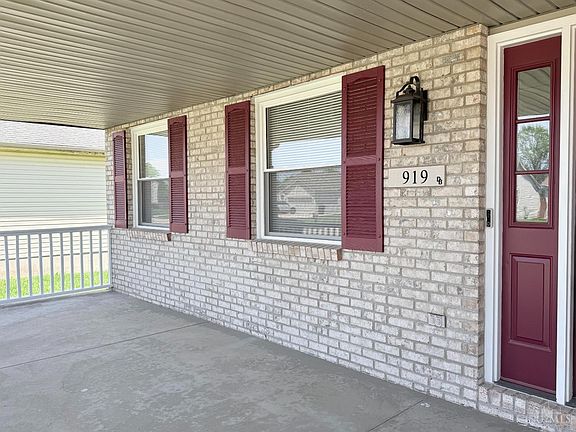 3rd image of 919 Greenwood Ct