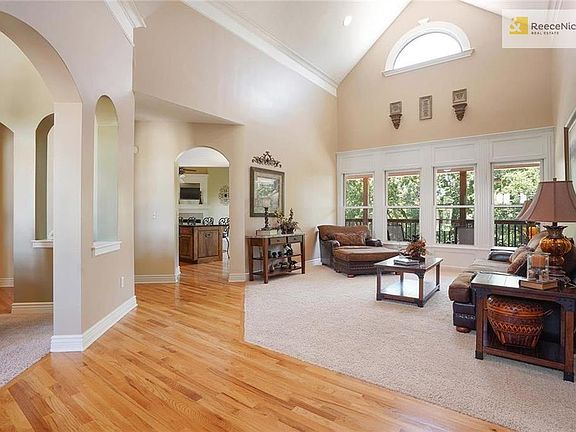 Dramatic vaulted ceilings, hardwood entry