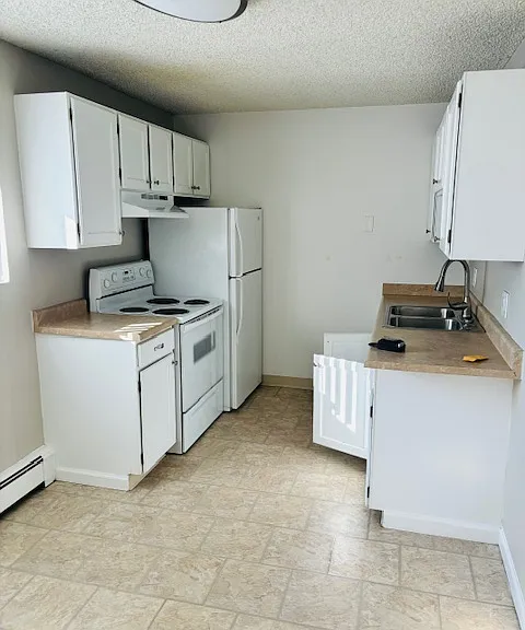Step into this bright and modern kitchen, perfect for culinary creativity. Step into this bright and modern kitchen, perfect for culinary creativity.