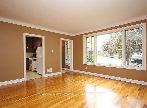 3rd image of 209 Knox Cres