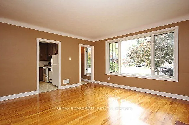 209 Knox Cres — Photo 3