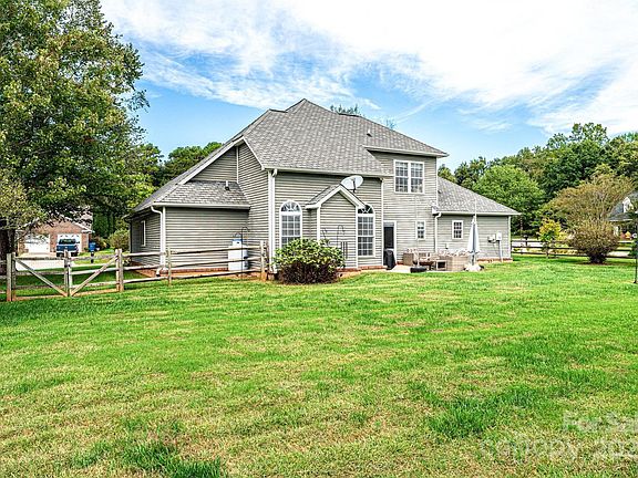 4th image of 1472 Sweetbriar Ln