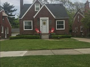 2056 Country Club Dr, Grosse Pointe Woods, MI 48236