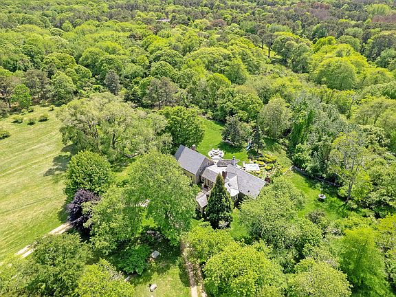 2nd image of 124-116 122 Old Farm Rd