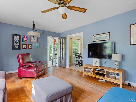 4th image of 9064 Edgewater Cir