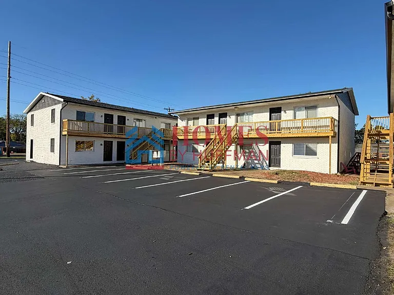 Crescent Court Apartments — Photo 1