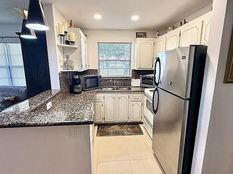 21 Newport B — Photo 7