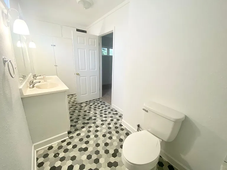 804 Maple St — Photo 3