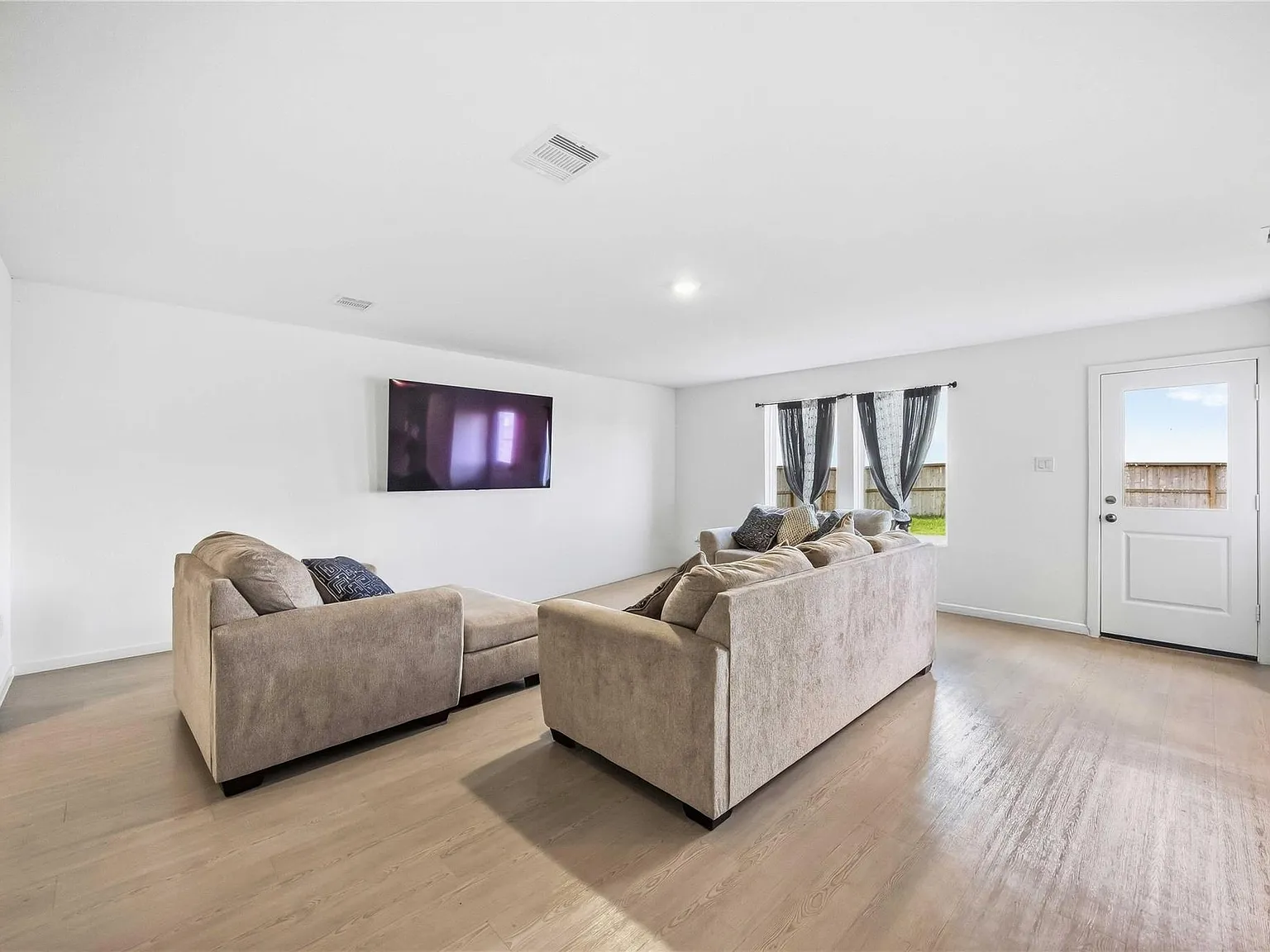 4 bed, 2.5 bath, 2078 sqft, $2,300 — Photo 4