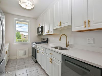 4 Putnam Hill Rd APT 2E, Greenwich, CT, 06830