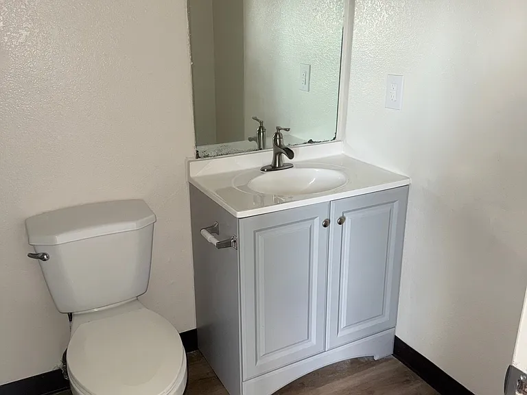 428 E Locust St — Photo 6