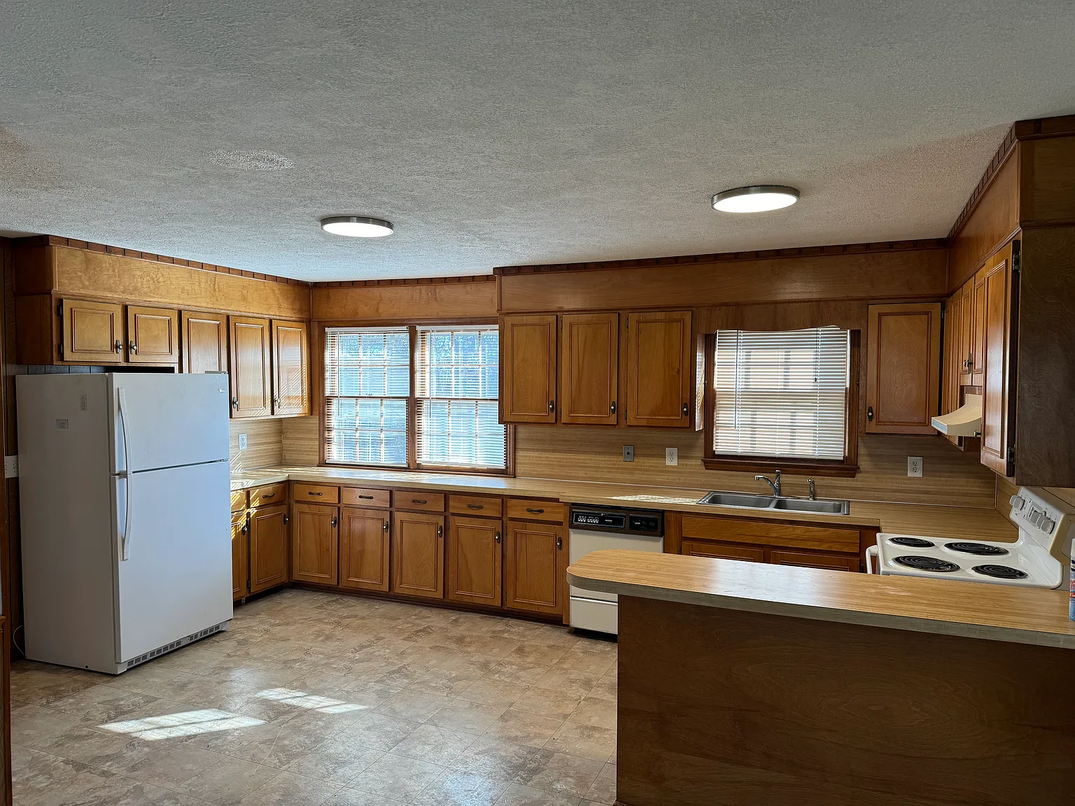 3 bed, 1.5 bath, 1100 sqft, $1,700 — Photo 4