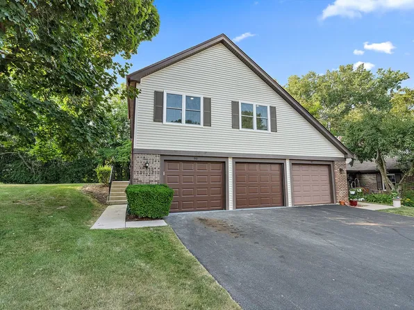 90 Pine Cir, Cary, IL 60013