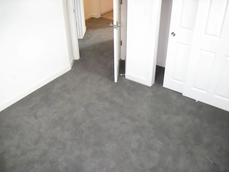 Spacious 3 Bed, 2 Bath, 1250 Square Foot Apartment with Air Conditioning. — Photo 12