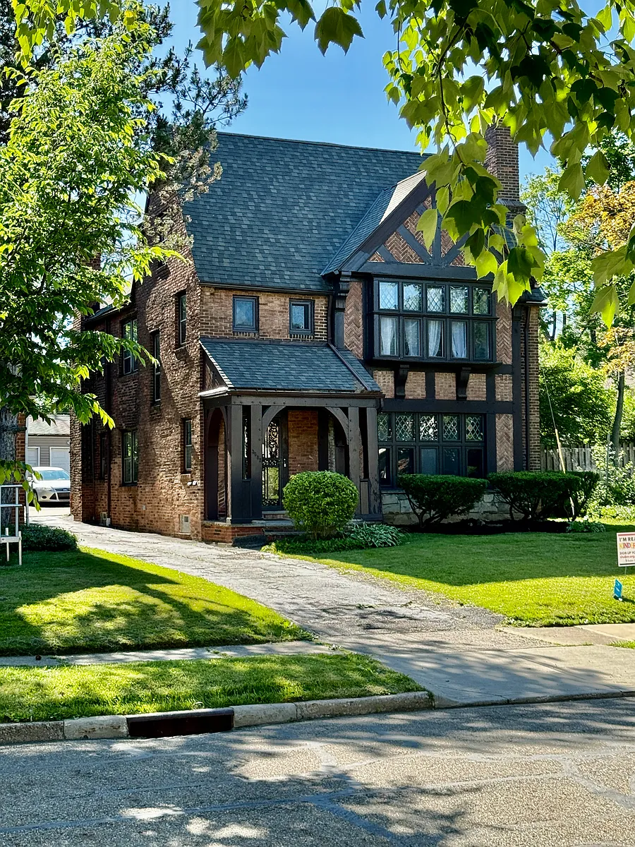 Classic Shaker Heights duplex with strong curb appeal and historic charm. - 3682 Glencairn Rd #2