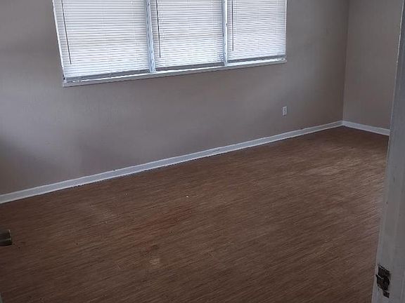 4th image of 609 Lakehurst St