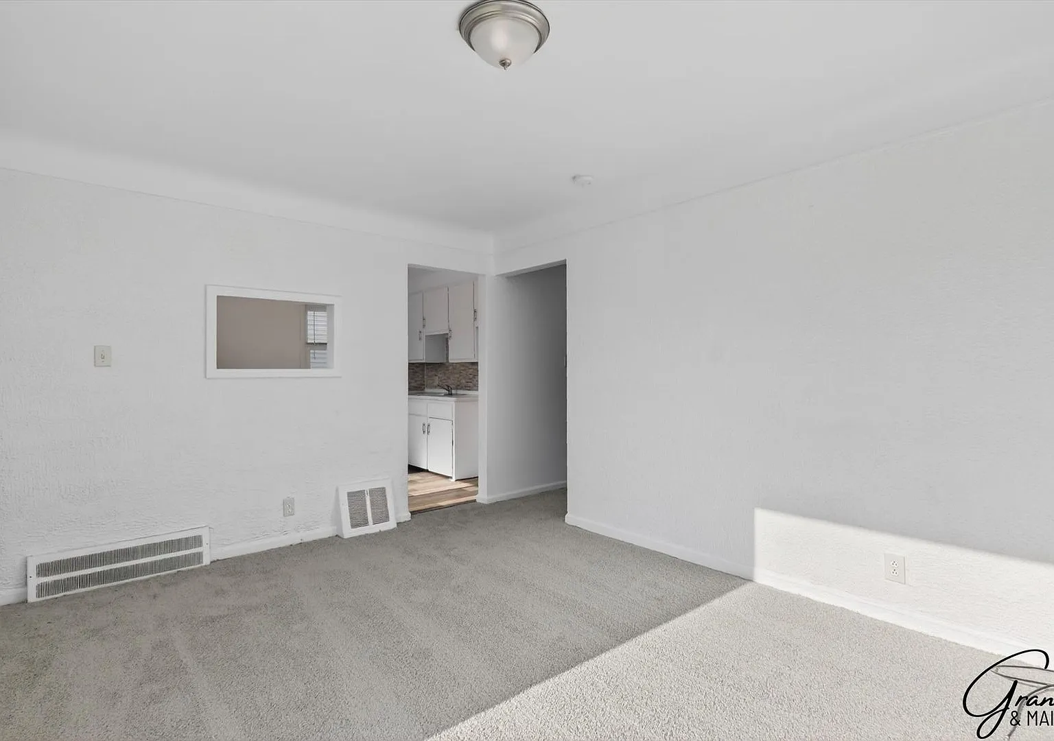 $1250 3 bed Bungalow — Photo 4
