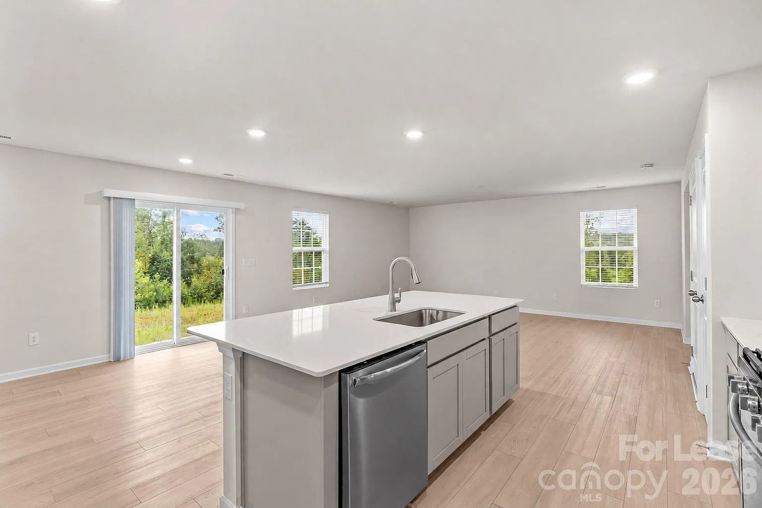 4 bed, 2.5 bath, 2039 sqft, $2,000 — Photo 2