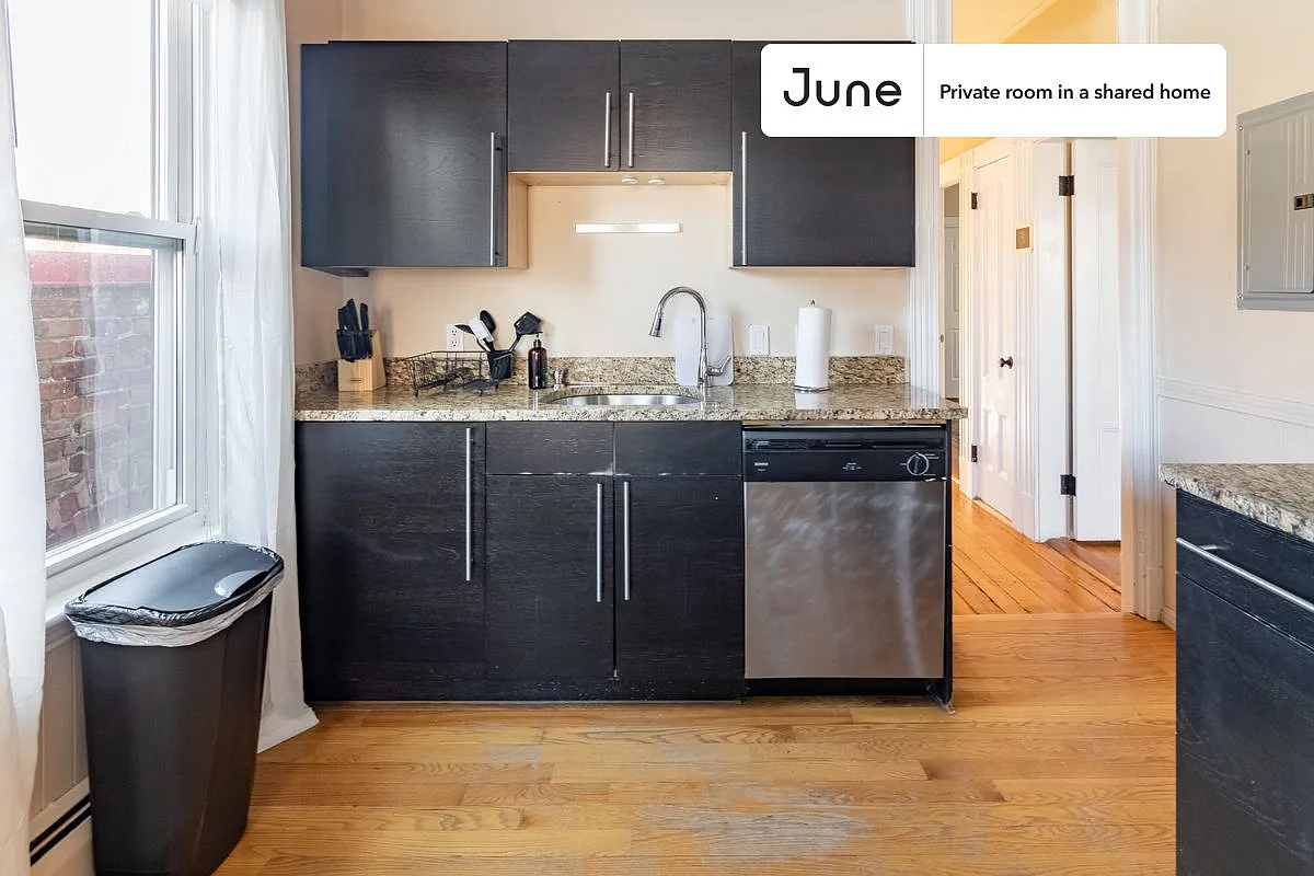 Full bedroom in 4 bed/1 bath home in Roxbury #927 C — Photo 4