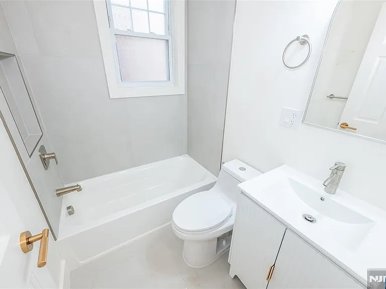 231 Waverly Pl — Photo 27