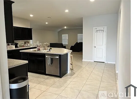 4 bed, 2100 sqft, $3,000 — Photo 4