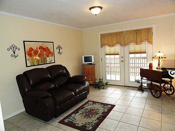 4th image of 10530 Farview Dr