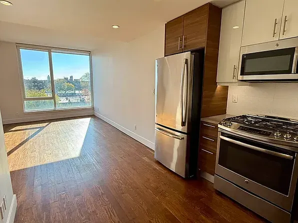 843-847 Lexington Avenue image 1 of 11